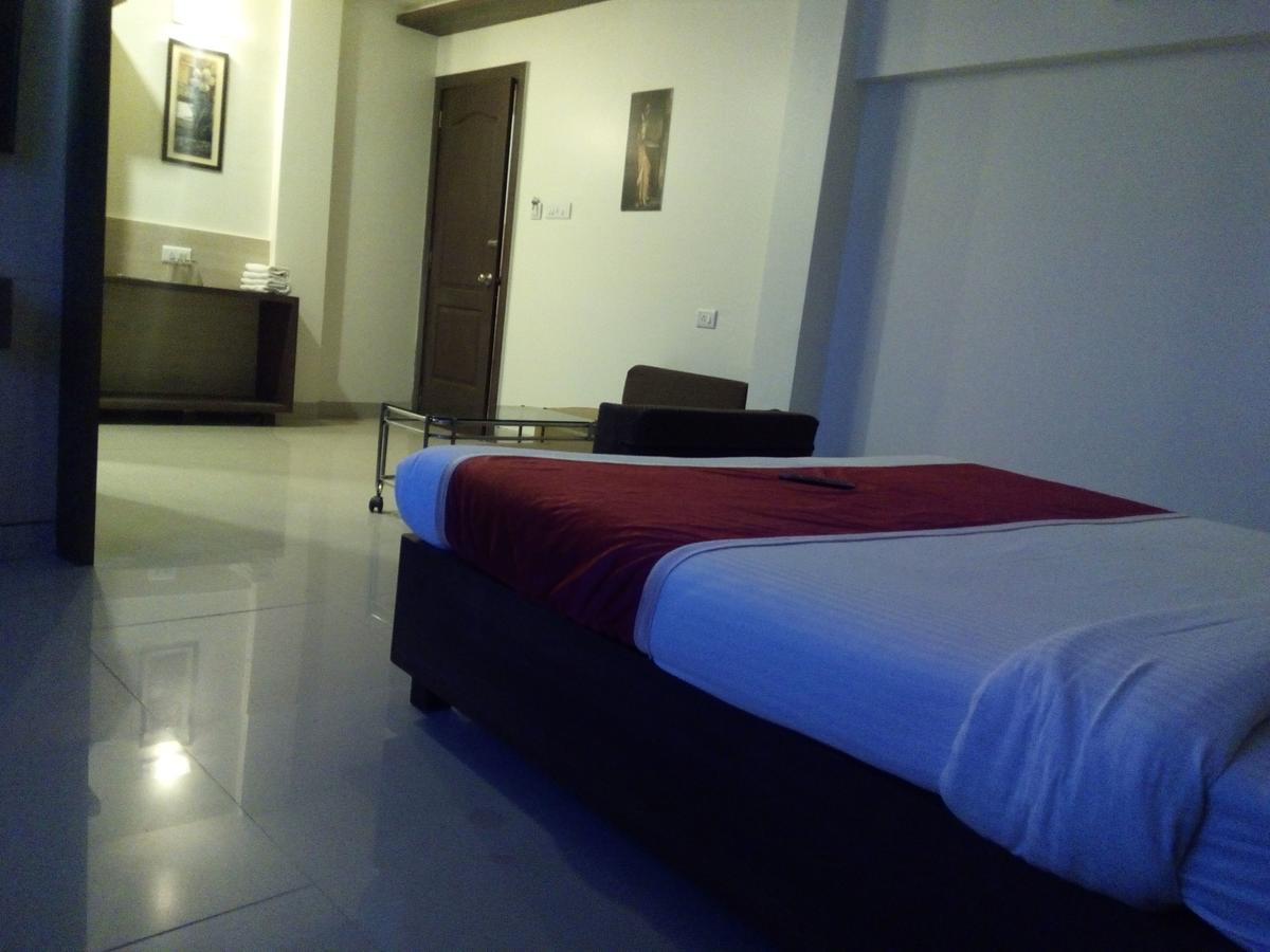 Hotel Veer Residency Панвел Екстериор снимка
