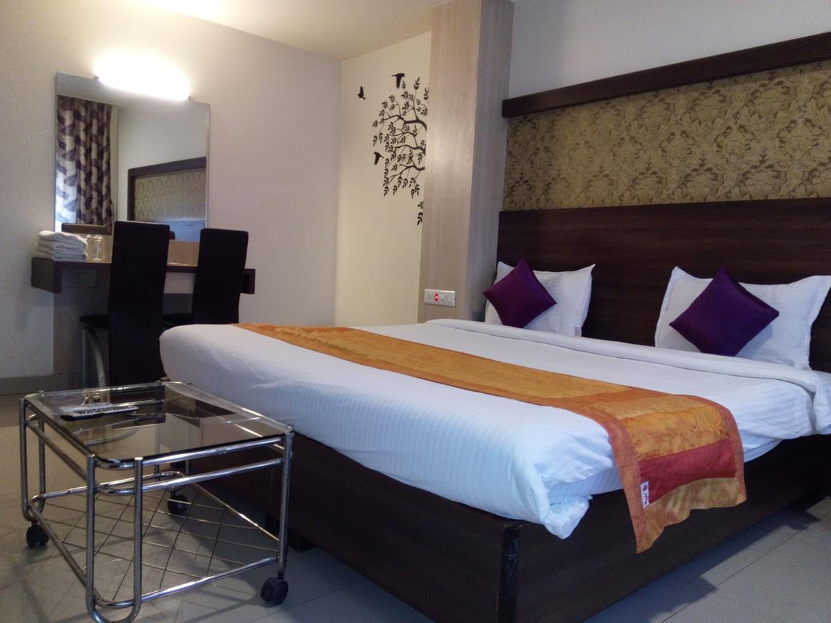 Hotel Veer Residency Панвел Екстериор снимка