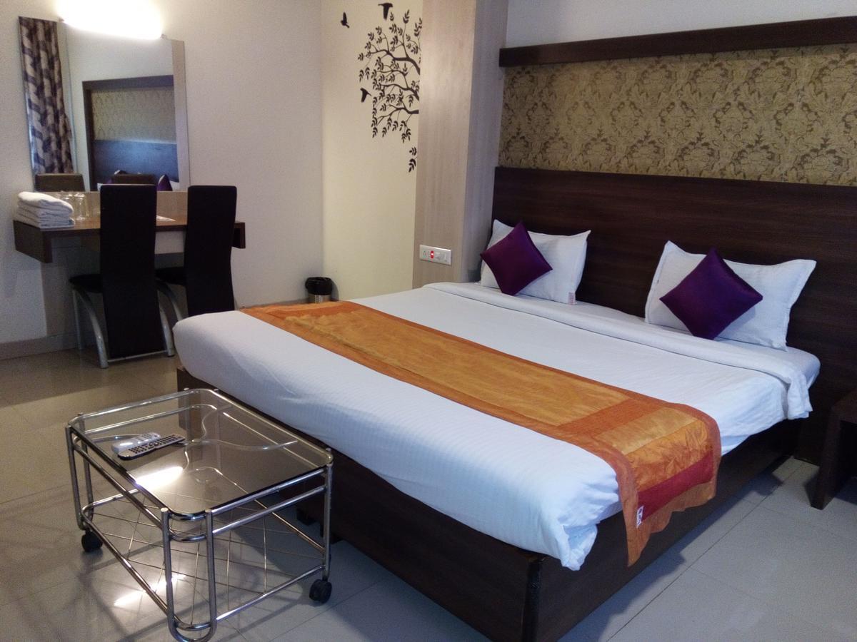 Hotel Veer Residency Панвел Екстериор снимка